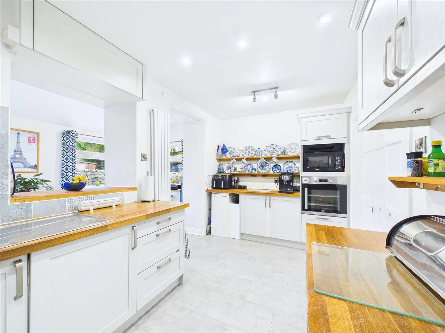 Kitchen 2.jpg